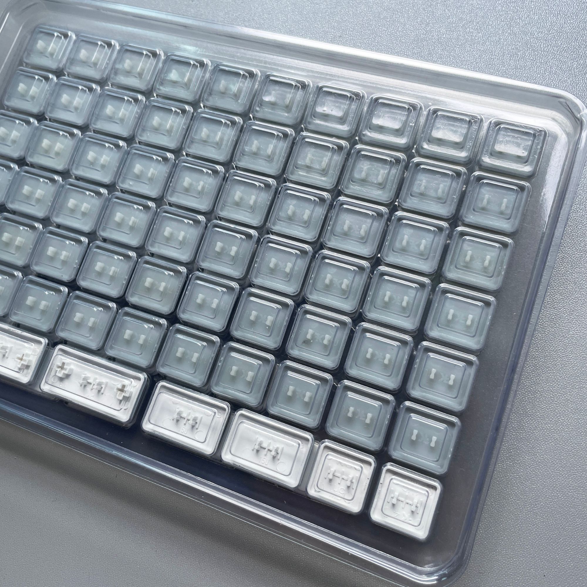 MBK Legend‡ Glow R2 White Keycap Set with Keycap Puller