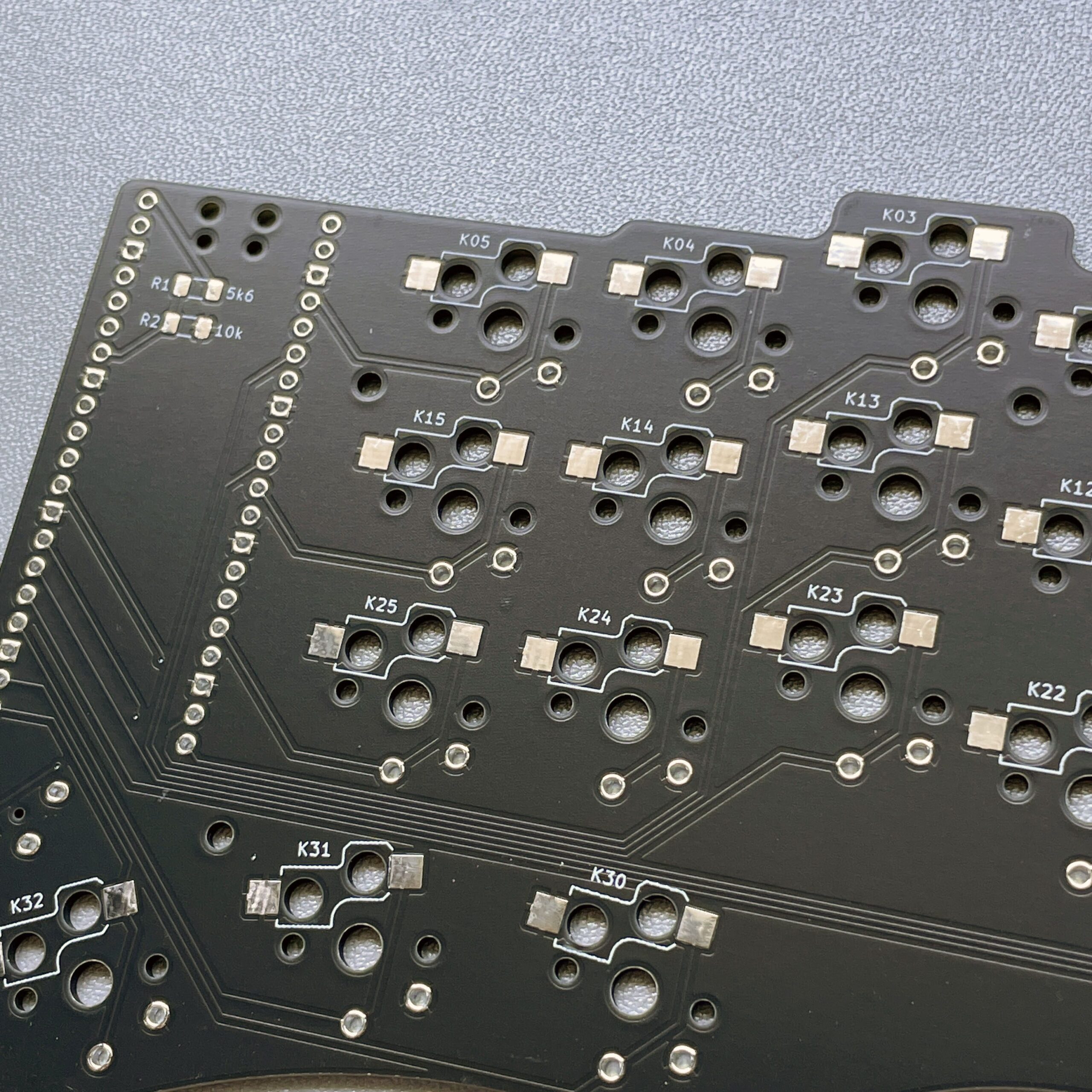 Piantor is an open source low cost ergonomic split keyboard developed by beekeeb. It is inspired by Cantor keyboard created by diepala.